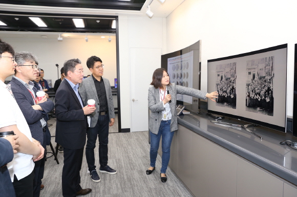 SK텔레콤 박진효 ICT기술센터장(오른쪽에서부터 2번째)와 관계자들이 '테크갤러리'를 둘러보고 있다.ⓒSK텔레콤