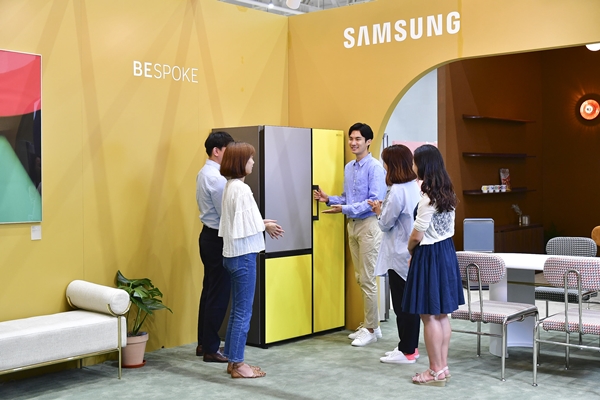27일 수원컨벤션센터에서 개막한 '2019 수원 홈·테이블데코페어'에 마련된 삼성전자 부스에서 관람객들이 최근 새롭게 출시된 맞춤형 냉장고 '비스포크(BESPOKE)'를 살펴보고 있다. ⓒ삼성전자