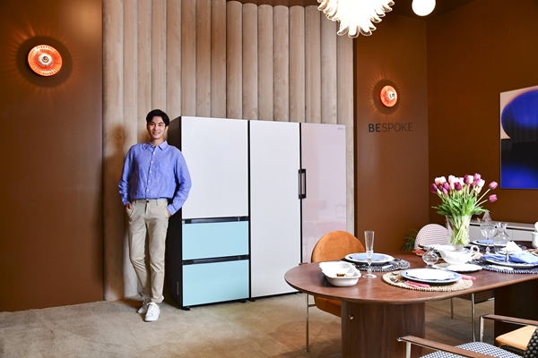 27일 수원컨벤션센터에서 개막한 '2019 수원 홈·테이블데코페어'에 마련된 삼성전자 부스에서 삼성전자 모델이 최근 새롭게 출시된 맞춤형 냉장고 '비스포크(BESPOKE)'를 소개하고 있다. ⓒ삼성전자