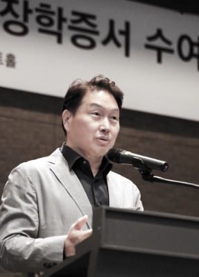 최태원 SK 회장이 28일 서울 그랜드워커힐호텔에서 열린 '2019 한국고등교육재단 장학생 오찬행사'에서 격려사를 하는 모습