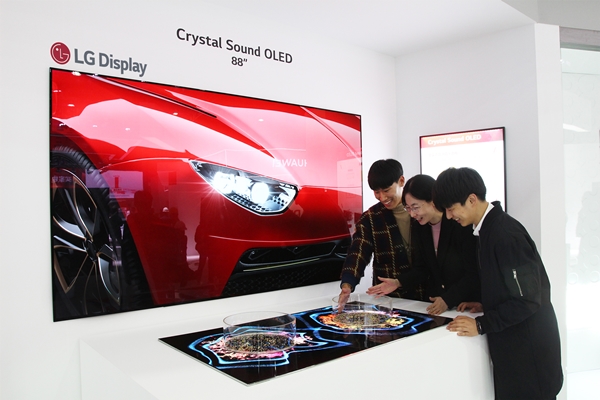 지난 3월 중국 상하이에서 열린 AWE 2019에서 LG디스플레이 88인치 8K 크리스탈 사운드 OLED를 관람객들이 체험하고 있다. ⓒ