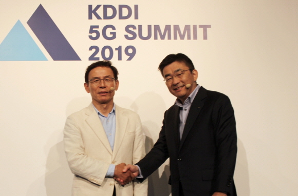 최주식 LG유플러스 기업부문장 부사장(좌측)과 다카하시 마코토 KDDI CEO(우측)가 양사의 양해각서 체결을 기념하여 악수하고 있다.ⓒLG유플러스