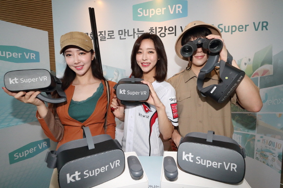 KT 모델들이 4K 초고화질로 현실감을 높인 'KT 슈퍼VR'을 소개하고 있다.ⓒKT