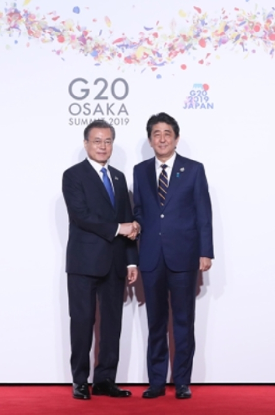 문재인 대통령이 6월 28일 오전 인텍스 오사카에서 열린 G20 정상회의 공식환영식에서 아베 신조 총리와 악수하고 있다. ⓒ청와대