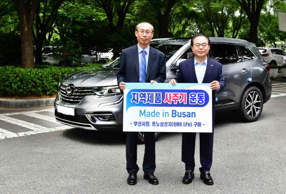 ‘Made in Busan’ 캠페인의 일환으로 THE NEW QM6 차량을 구매한 오거돈 부산시장(우측)에게 르노삼성 이해진 제조본부장(좌측)이 차량 전달식을 진행하고 있다.ⓒ르노삼성자동차