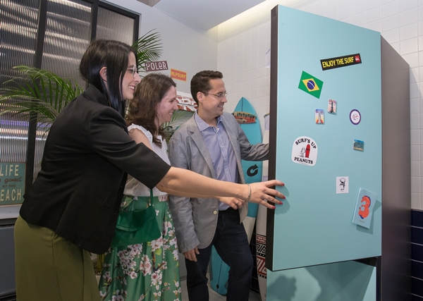 지난 3일 브라질 최대 일간지인 '오 글로부(O Globo)’를 포함한 중남미 주요 매체 기자들이 삼성디지털프라자 강남본점에 마련된 '프로젝트 프리즘' 쇼룸을 방문해 색상과 제품 타입을 취향에 맞게 조합할 수 있는 맞춤형 냉장고 '비스포크'를 직접 체험해 보고 있다. ⓒ삼성전자