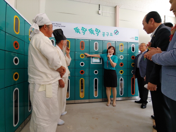 KT직원이 하동군의회 신재범 의장과 마을 주민을 대상으로 ICT 기반 공기구 무인 공유센터 '뚝딱뚝딱 공구소'를 시연하고 있다.ⓒKT