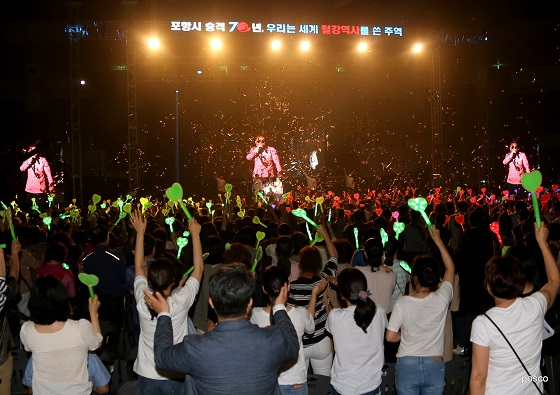 가수 김건모가 지난 3일 포항실내체육관에서 열린 '함께한 행복' 감사콘서트에서 공연하고 있는 모습.ⓒ포항제철소