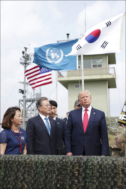 문재인 대통령과 도널드 트럼프 미국 대통령이 지난달 30일 오후 경기도 파주 캠프 보니파스 북쪽의 최북단 '오울렛 초소'를 찾아 북한쪽을 살펴보고 있다. ⓒ데일리안