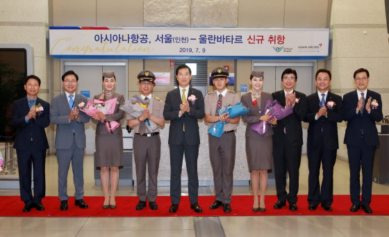 지난 9일 인천국제공항 제1여객터미널에서 열린 아시아나항공 울란바타르 취항식에 참석한 한창수 아시아나항공 사장(왼쪽 다섯번째)과 임직원들이 기념촬영을 하고 있다. ⓒ아시아나항공