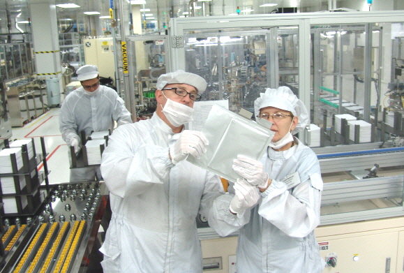 LG화학 홀랜드 공장 직원들이 전기차용 배터리 셀을 점검하고 있다. [사진=LG화학]