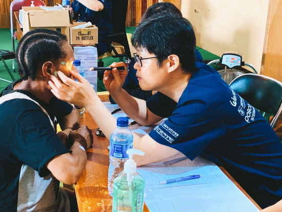 포스코인터내셔널이 지난 6일부터 13일까지 인도네시아 파푸아주에서 의료봉사활동을 펼쳤다.[사진제공=포스코인터내셔널]