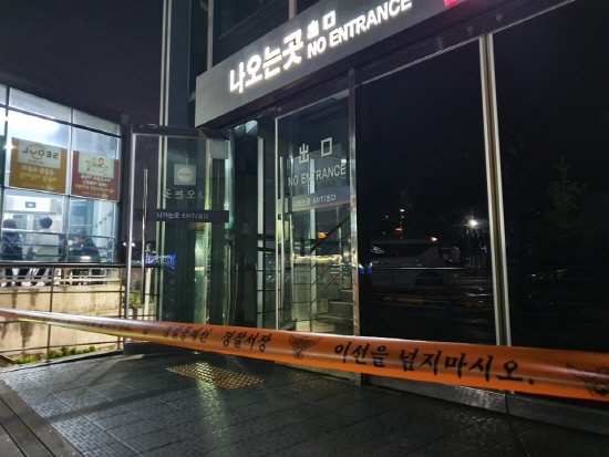  12일 오후 서울 남산케이블카 승강장에 경찰 통제선이 설치되어 있다. 이날 서울 남산 케이블카가 승강장으로 내려오던 중 안전펜스에 부딪혀 7명이 다치는 사고가 발생했다.ⓒ연합