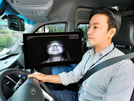 현대모비스 연구원이 운전자 동공추적과 안면인식이 가능한 '운전자 부주의 경보시스템'을 상용차에 적용해 시험하고 있다. ⓒ현대모비스