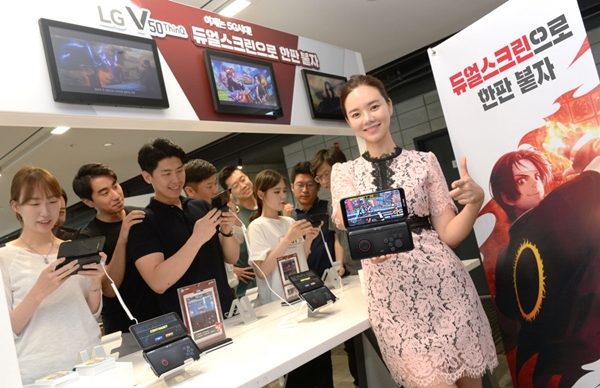 LG전자 모델과 고객들이 LG V50 씽큐와 LG 듀얼스크린으로 모바일 게임을 즐기고 있다. ⓒLG전자