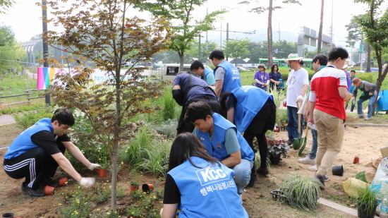KCC 자원봉사자들이 서울 서초구 송동근린공원에서 나무를 심고 있다.[사진제공=KCC]