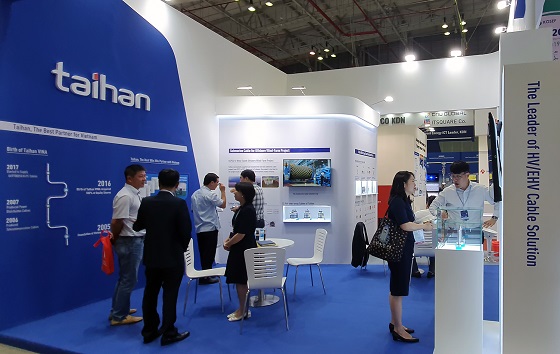 지난 17일부터 베트남 호치민에서 열린 '2019 베트남-한국 스마트전력에너지전시회'에서 대한전선 관계자들이 고객들에게 주력제품을 설명하고 있다.ⓒ대한전선