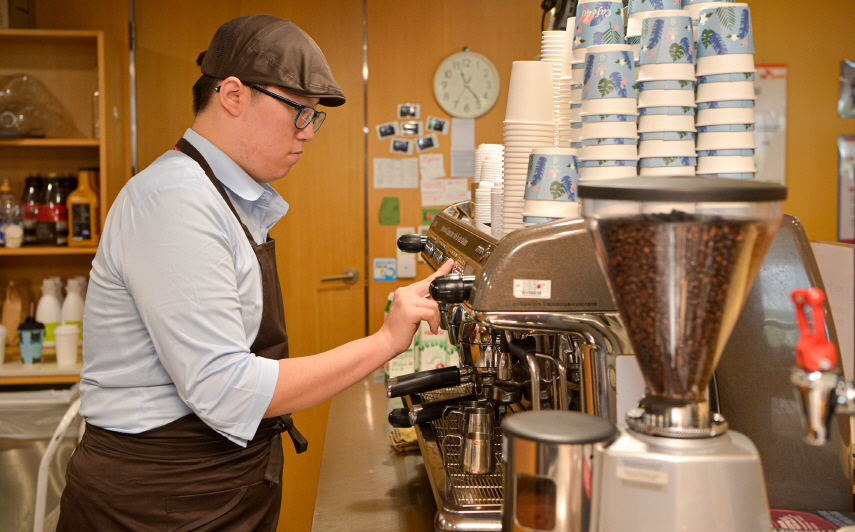 지난 17일 경기도 분당구 정자동 SK C&C 사옥 9층 카페포유로 첫 출근한 유석훈씨가 커피를 내리고 있다.ⓒSK