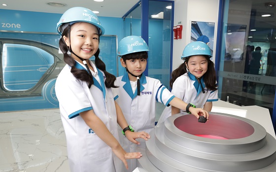 키자니아 서울점에 신규 오픈한 현대제철 철강 신소재 연구소에서 어린이 참가자들이 철강 원료 체험을 하고 있다.ⓒ현대제철