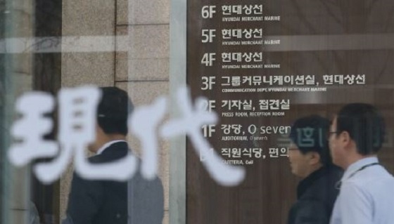 서울 연지동 소재 현대그룹 사옥서 직원들이 이동 중인 모습.ⓒEBN