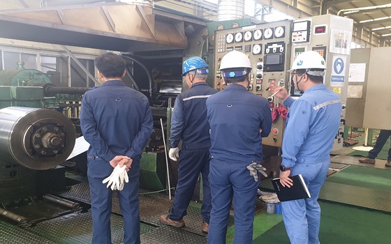 포스코 포항제철소 설비기술부 직원들이 지난 6월 대구 한국클래드텍에서 압연기 헌팅과 가열로 효율을 진단하고 있다.ⓒ포스코