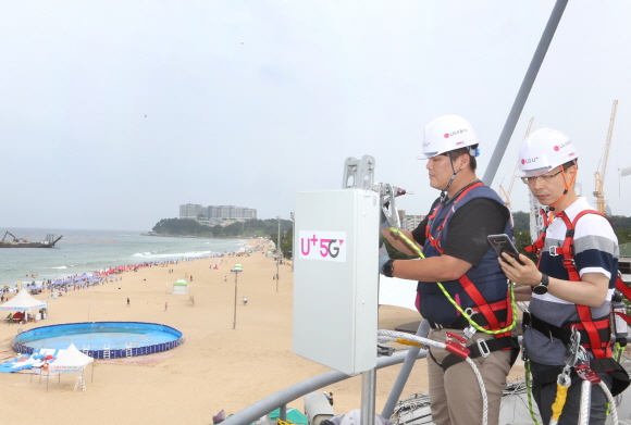 LG유플러스 직원들이 강원도 속초시 속초해수욕장에서 5G 기지국을 설치하고 최적화 작업을 하고 있다.ⓒLG유플러스