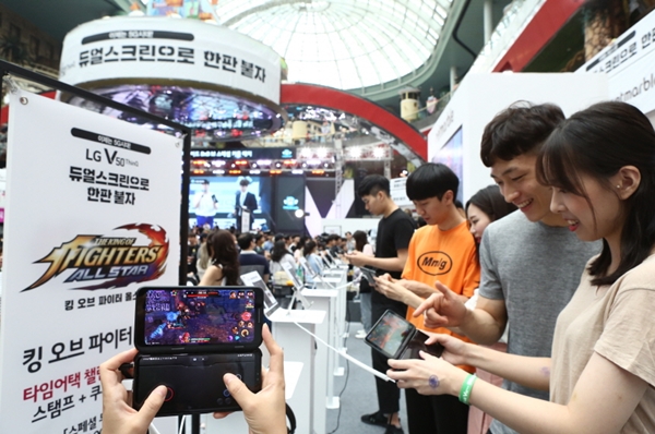 관람객들이 LG V50 씽큐(ThinQ)와 듀얼 스크린으로 게임을 즐기고 있다. ⓒLG전자