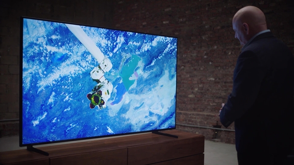 스콧 켈리가 우주에서 촬영한 지구의 모습을 삼성전자 QLED 8K TV로 감상하고 있다. ⓒ삼성전자
