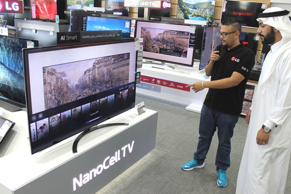 사우디아라비아 제다 소재 전자매장에서 고객이 아랍어 음성 명령으로 LG 인공지능 TV의 인공지능 기능을 체험하고 있다. ⓒLG전자
