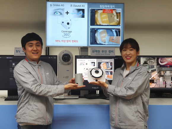 서울시 서초구 우면동에 위치한 KT 융합기술원에서 연구원들이 'GiGAeyes Active Sound Sensing'을 선보이고 있다.ⓒKT