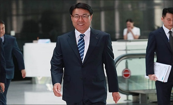 최정우 포스코 회장이 지난해 7월 서울 강남구 포스코센터에서 열린 임시 주주총회에 참석하기 위해 이동하고 있다.ⓒEBN