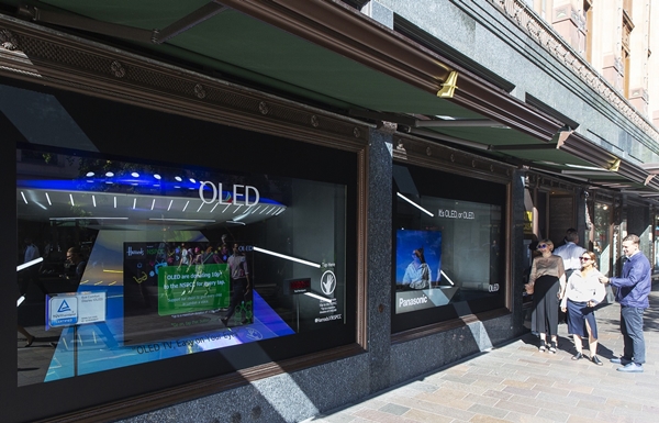 LG디스플레이가 영국 해롯백화점 1층 쇼윈도에 전시한 글로벌업체들의 OLED TV를 방문객들이 관람하고 있다. ⓒLG디스플레이