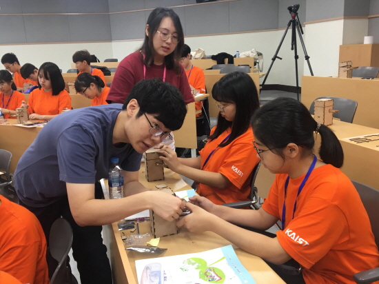 한화-KAIST 청소년 여름과학캠프에 참가한 멘토와 멘티들이 헝그리봇을 만드는 체험활동을 진행하고 있다.[사진제공=한화그룹]