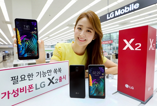 LG전자 모델이 서울 영등포구 소재 LG베스트샵 양평점에 위치한 모바일 코너에서 LG X2를 소개하고 있다. ⓒLG전자