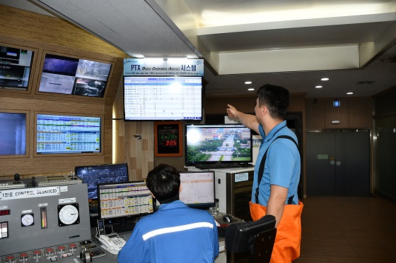 포항제철소 노동자들이 2제강 운전실에서 PTX 시스템을 가동하고 있다.ⓒ포항제철소