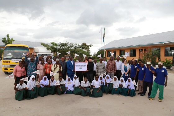(두 번째 줄 왼쪽에서 두 번째 파란 옷) 푸카요시 마을 이장 살룸 음케차(Salum Mkecha), (두 번째 줄 왼쪽에서 다섯 번째 노란 옷부터) 교육위원회 회장 조세파 리모(Josepha Lyimo), 교육행정부 사무관 압둘 마우리드(Abdul Maulid), 대통령실 사무차장 틱손 은준다(Tixon Nzunda), 굿네이버스 탄자니아 안형구 지부장 (두 번째 줄 오른쪽에서 여섯 번 째 와이셔츠) 푸카요시 학교 교장 알버트 음간가(Albert Mga nga)ⓒ기아자동차