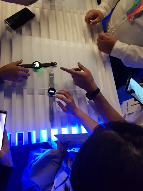 7일(현지시간) 미국 뉴욕 미국 뉴욕 브루클린 바클레이스 센터(Barclays Center)에서 열린 '갤럭시 언팩' 행사에서 참관객들이 갤럭시 워치 액티브2 제품들을 살펴보고 있다. ⓒEBN