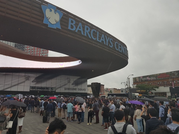 7일(현지시간) 미국 뉴욕 브루클린 바클레이스 센터에서 열린 ‘삼성 갤럭시 언팩 2019’ 행사장 앞 참관객들이 줄을 서고 있다. ⓒEBN