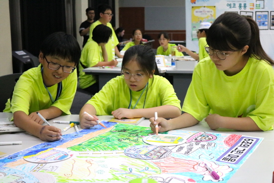 에코 롱롱 플러스 캠프 참가학생들이 친환경 에너지 그린마을을 설계하는 모습[사진제공=코오롱]