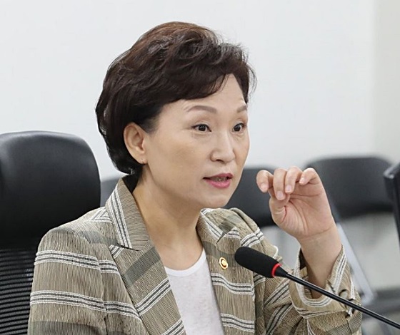 12일 열린 민간택지 분양가 상한제 개선안 당정협의에 참석한 김현미 국토교통부 장관. ⓒ연합뉴스