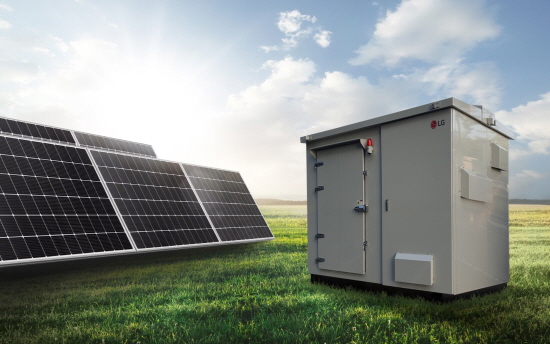 LG전자가 100kW급 태양광 발전용 올인원 ESS(Energy Storage System)를 출시했다.