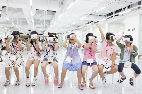 롯데케미칼 임직원 자녀들이 '패밀리 데이'에서 VR체험을 하고있다. [사진=롯데케미칼]