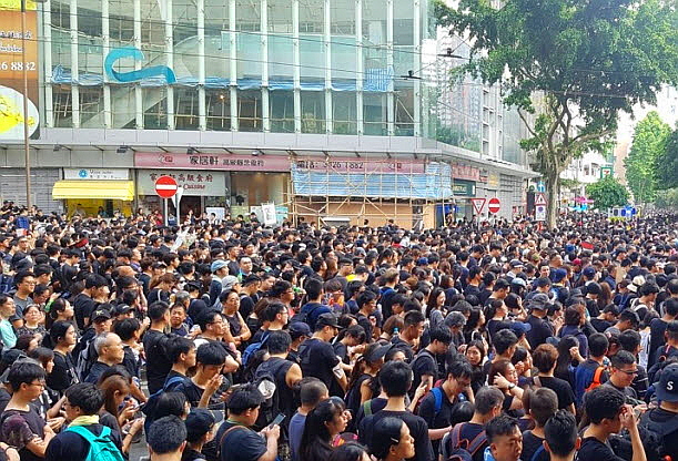 16일(현지시간) 홍콩 빅토리아 공원 인근에서 '범죄인 인도 법안'(일명 송환법)에 반대하는 시민들이 행진을 벌이고 있다. 이날 검은 옷을 입고 집회에 참가한 시민들은 지난 12일 시위 때 경찰의 강경 진압을 규탄했다. 홍콩 언론은 이날 시위 참여 인원이 100만 명을 넘은 것으로 추산했다. ⓒ연합뉴스