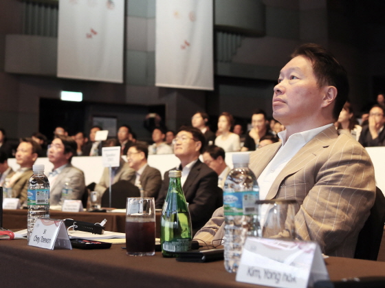 최태원 SK 회장(오른쪽 첫번째)이 19일 오전 서울 광장동 워커힐 호텔에서 열린 2019 이천포럼 개막식에서 기조 연설을 듣는 모습