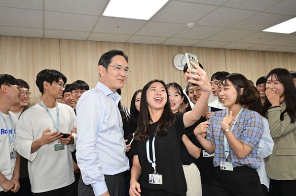 이재용 삼성전자 부회장이 20일 삼성 청년 소프트웨어 아카데미(SSAFY) 광주 교육센터를 방문해 소프트웨어 교육을 참관하고 교육생들을 격려했다.
ⓒ삼성전자