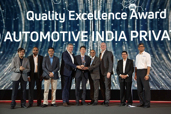 타타모터스 Guenter Butschek CEO(왼쪽 4번째), 만도 인디아 오세준 법인장(왼쪽 5번째), 만도 인디아 Sarathi 부법인장(왼쪽 6번째)이 품질대상(Quality Excellence Award) 수상을 기념해 촬영하고 있다. ⓒ만도