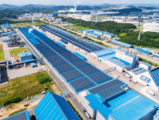중부권 최대 규모 지붕형 태양광 발전소가 설치된 KCC 대죽공장 전경[사진제공=KCC]