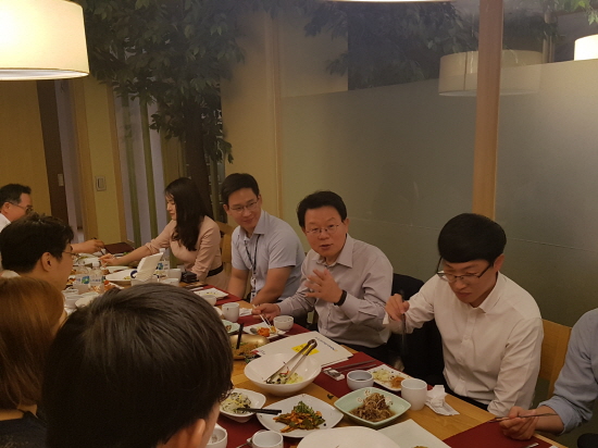 22일, 김광수 농협금융 회장(사진 오른쪽 2번째)이 서울 중구 소재 농협금융 본사 인근 식당에서 농협금융지주 청년이사들과 깜짝 점심 미팅 시간을 보내고 있다.ⓒ농협금융지주