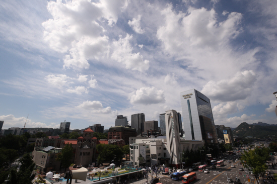 절기상 처서(處暑)인 23일 오후 서울 광화문 일대 도심의 파란 하늘이 흰 구름과 어우러졌다.ⓒ연합