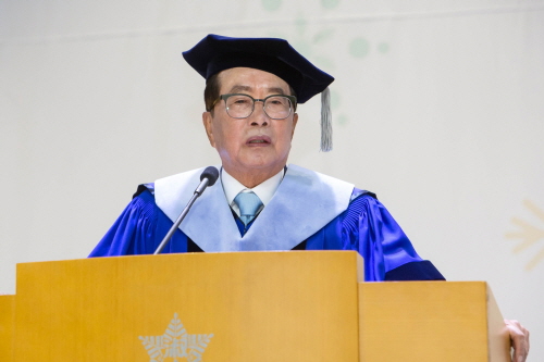 김재철 동원그룹 명예회장이 명예 교육학박사 학위 수여식에서 답례사를 하고 있다.